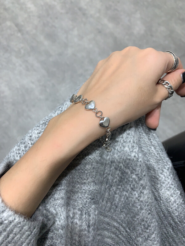 Original price 178.99! 【VANESSA】Korean love niche bracelet (with random box) 2563# OZQ