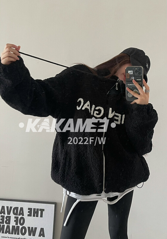 [KAKAMEE] 2022 new trendy brand letters embroidered imitation lamb to send thickened stand-up collar jacket loose casual all-match S837