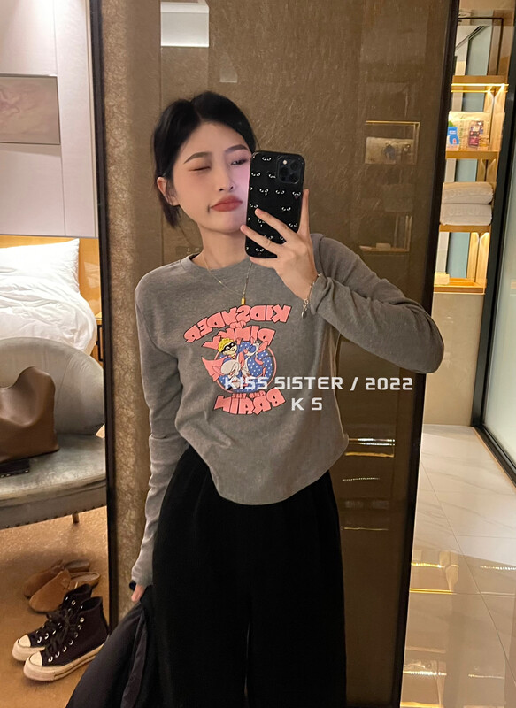 [KISS SISTER] Korean version of age-reducing and thin cartoon plus fleece bottoming shirt 22W1056