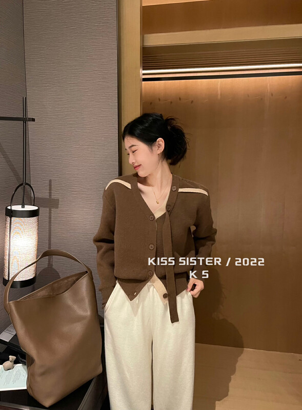 [KISS SISTER] Chic color contrast design V-neck all-match sweater 22M8516