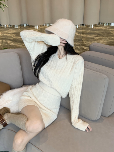 Real price real price knitting suit milk obedient tea in Korean drama sweater skirt two-piece set + fur vest