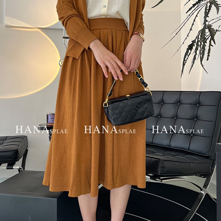 [HANNA Hanna] Elegant solid color knitted mid-length skirt female simple high waist pleated A-line skirt H3571BQ