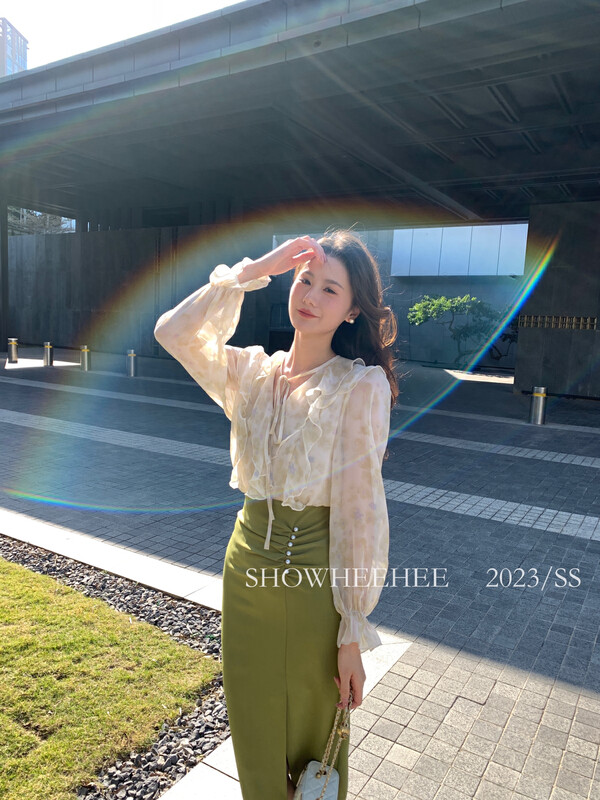 2023早春新款！【秀熙熙】氣質溫柔荷葉邊綁帶V領印花百搭襯衫  9369#  ZXX