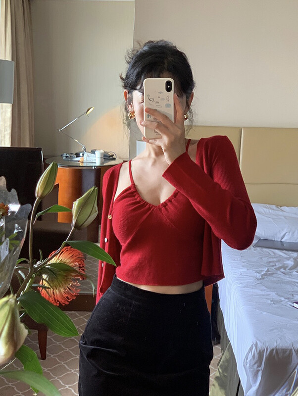 2023 early spring new! 【SAVAGE】French hot girl style V-neck knitted camisole + solid color cardigan two-piece suit S2106# LXC