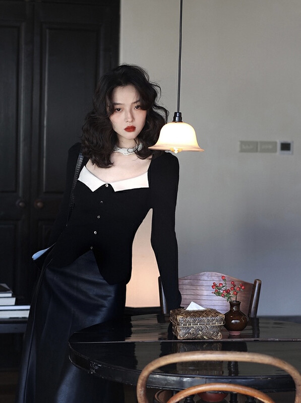 2023 early spring new style! [SAVAGE] Hong Kong style retro black and white color contrast splicing irregular design slim fit and thin sweater S2128# LXC