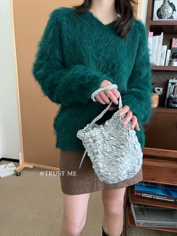 Original price 135.23! 【TRUSTME】Simple atmosphere big brand solid color clean version V-neck pullover sweater 40403