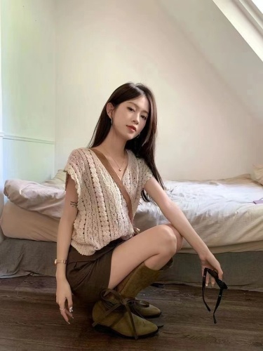 Korean sweet temperament hand-woven hollow V-neck ice silk knitted vest vest female foreign style pullover top summer