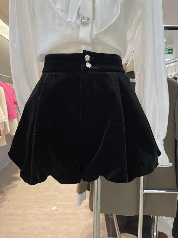 [ALALA EMELIA] Niche high-definition retro velvet black pumpkin pants casual shorts B2787