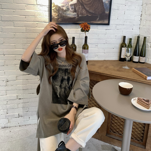 Real shot real price Korean version early spring style loose and thin retro portrait print round neck slit short sleeve T 2 colors