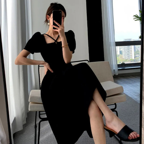 黑色连衣裙女2023夏新款高级感收腰修身显瘦赫本风方领时尚小黑裙