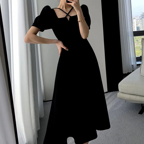黑色连衣裙女2023夏新款高级感收腰修身显瘦赫本风方领时尚小黑裙