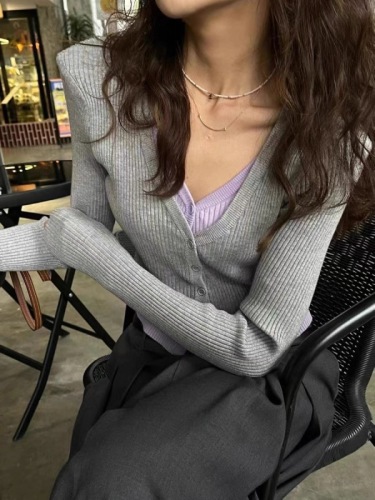韩国东大门冬季新款设计感小众假两件修身百搭V领排扣针织衫