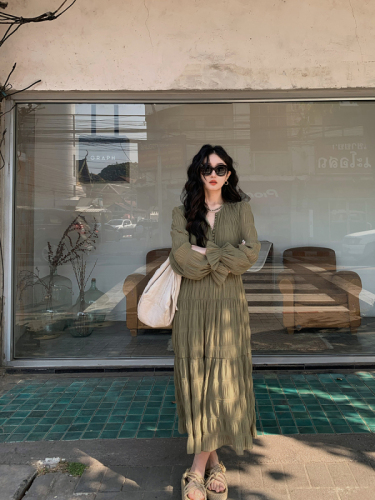 Ren Xiaoyi's new early spring V-neck long-sleeved tea break French dress with a niche style and high-waisted long skirt