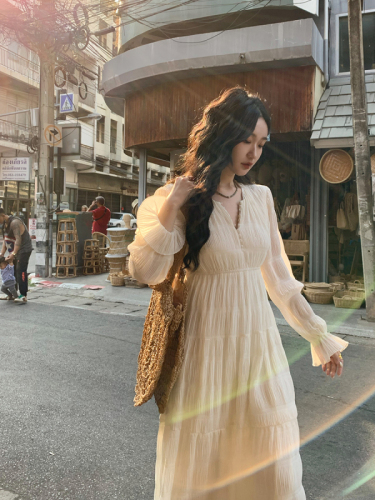 Ren Xiaoyi's new early spring V-neck long-sleeved tea break French dress with a niche style and high-waisted long skirt