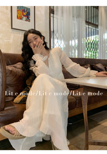 Ren Xiaoyi's new early spring V-neck long-sleeved tea break French dress with a niche style and high-waisted long skirt