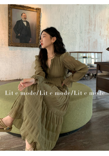 Ren Xiaoyi's new early spring V-neck long-sleeved tea break French dress with a niche style and high-waisted long skirt