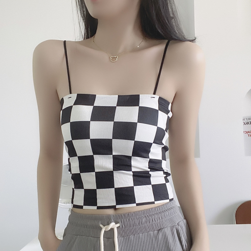 The new design sense is small, the inside is wrapped in the chest, the self-cultivation checkerboard checkerboard is versatile, and the beautiful back small vest is worn outside.
