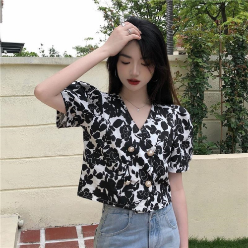 Summer Korean version of the new loose fashion foreign style Korean version of the age-reducing V-neck puff sleeve short-sleeved shirt top women