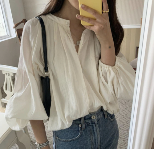 Korean chic French retro round neck single-breasted lantern sleeve design loose and versatile solid color shirt top women