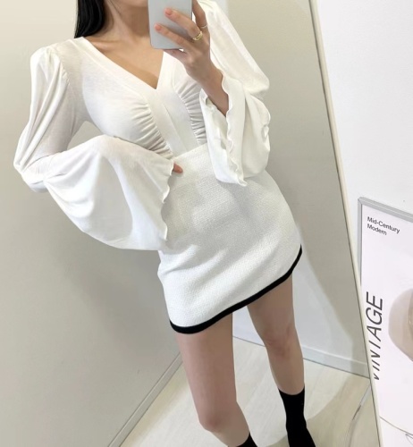 Korean chic spring new retro design sense V-neck trumpet sleeve T-shirt female slim slim short top