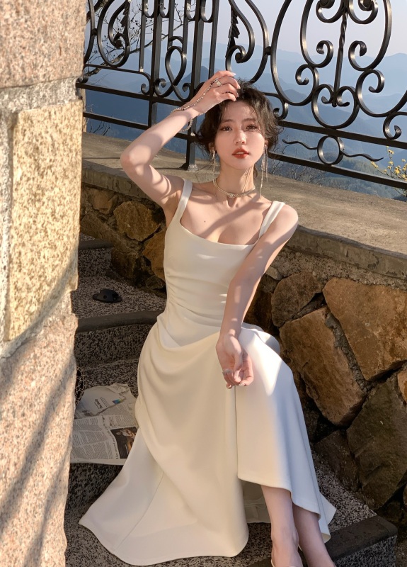 Queen's Day New White Sling Waist Dress