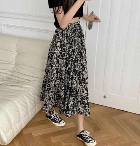 Real shot of 2023 spring and summer new fat MM long skirt plus size women's clothing that looks thin and covers hips High waist floral skirt with inner