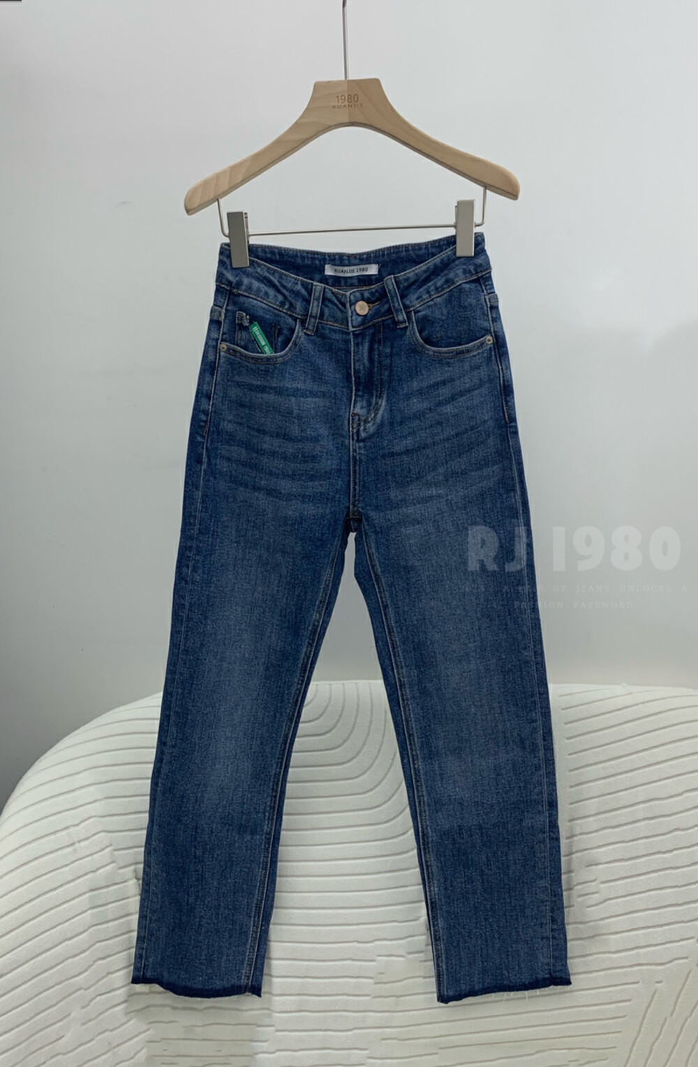 【1980】Korean version of self-cultivation and niche design to cover hips and look thin and small Harem jeans 65330