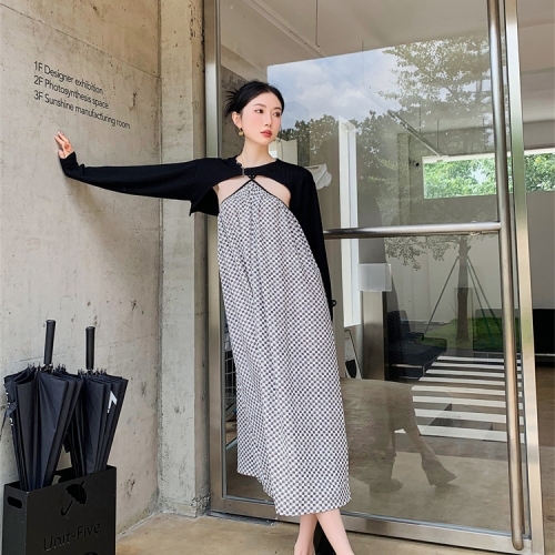 Independent design beaded woven halter neck holiday dress black and white checkerboard long skirt summer new 2023 women's clothing