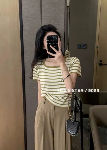 The western-style U-neck striped shirt Hong’s upper body looks so good!  Soft waxy and delicate ice silk knitted sweater striped TE