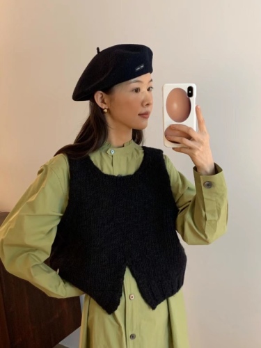 South Korea's Dongdaemun 2023 Spring New Outerwear Versatile Design Sense Small Short Slit Knitted Vest Women's Fashion