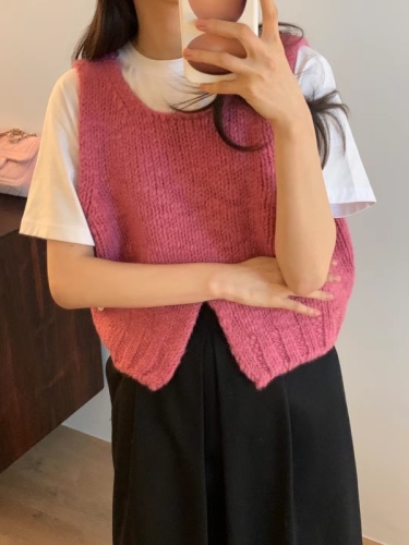 South Korea's Dongdaemun 2023 Spring New Outerwear Versatile Design Sense Small Short Slit Knitted Vest Women's Fashion