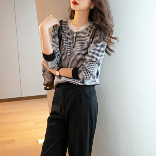 Live Korean and foreign style all-match loose top women's 2022 autumn and winter new round neck long-sleeved black and white plaid knitted sweater