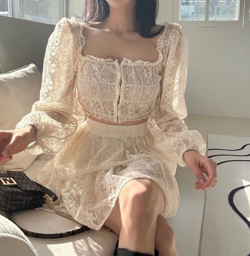 .  Korean ins heavy industry lace puff sleeve doll shirt + cake layer skirt fashion suit