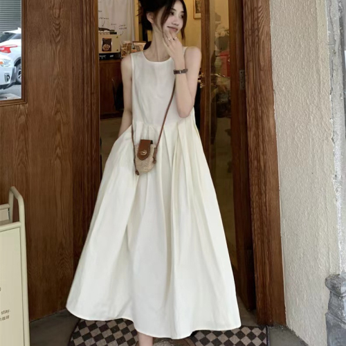 Sleeveless vest dress women's summer 2023 new French apricot waist slimming mid-length fluffy swing skirt