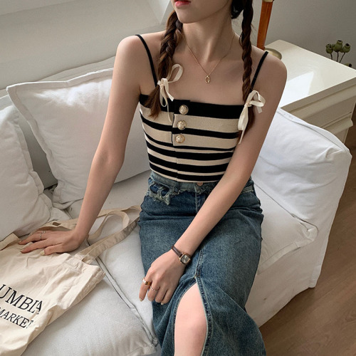 The real shot is not reduced ~ the design sense is retro and the contrast color camisole striped vest + short all-match sunscreen knitted cardigan