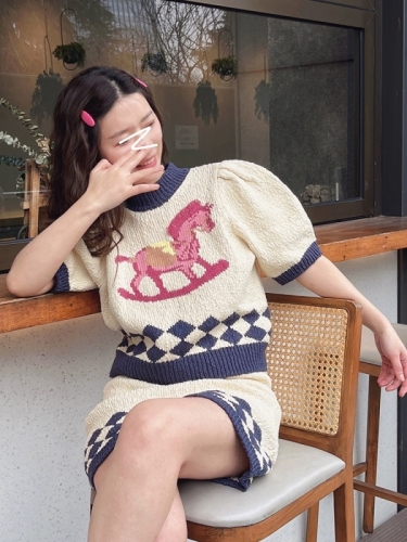 2023 Spring New Retro Slender Trojan Horse Embroidered Short Section Contrasting Color Round Neck Short-sleeved Knitted Sweater Women's Skirt Set