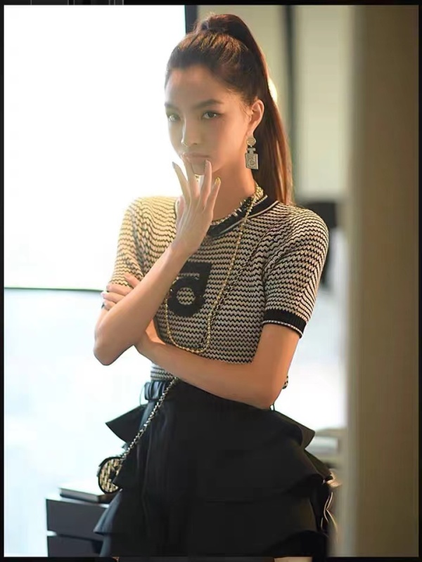 Xiaoxiang "5" retro knitted T three-color inter-color heavy industry to create ~ D brand texture