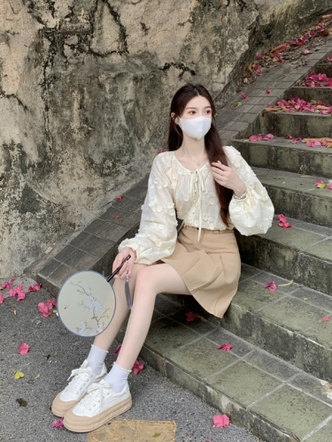 Actual real price Korean version of the spring round neck tie three-dimensional flower shirt + high waist A-line pleated skirt female