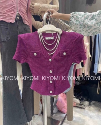 2023 spring and summer new Korean version temperament small fragrance short top female slim V-neck short-sleeved knitted sweater