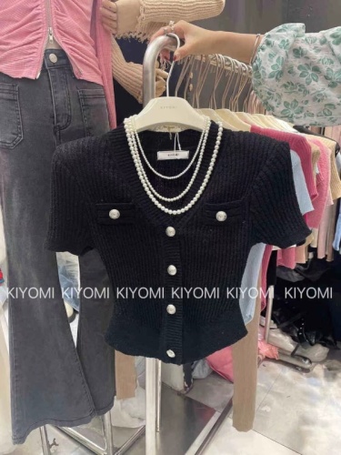 2023 spring and summer new Korean version temperament small fragrance short top female slim V-neck short-sleeved knitted sweater