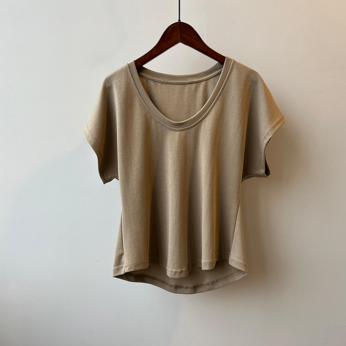 ~Three-dimensional simple U-neck short-sleeved T-shirt for women 2023 new summer style versatile slimming wide cuff top