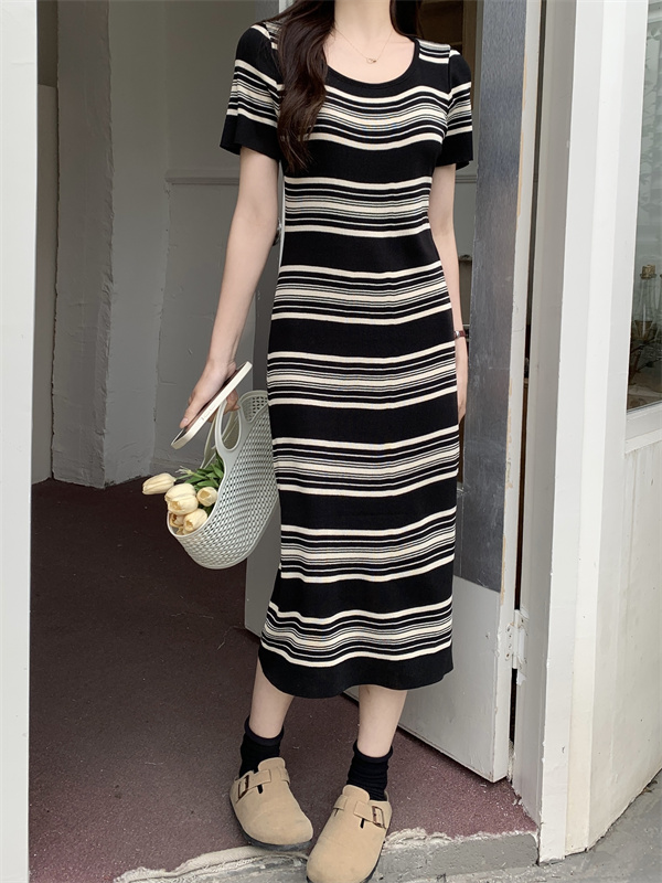The real shot is not reduced. Summer striped short-sleeved retro knitted dress looks slim and mid-length French babes skirt