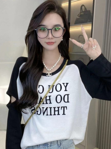 Stitching long-sleeved T-shirt women's 2023 spring new design sense niche chic hole bottoming shirt color matching letter top