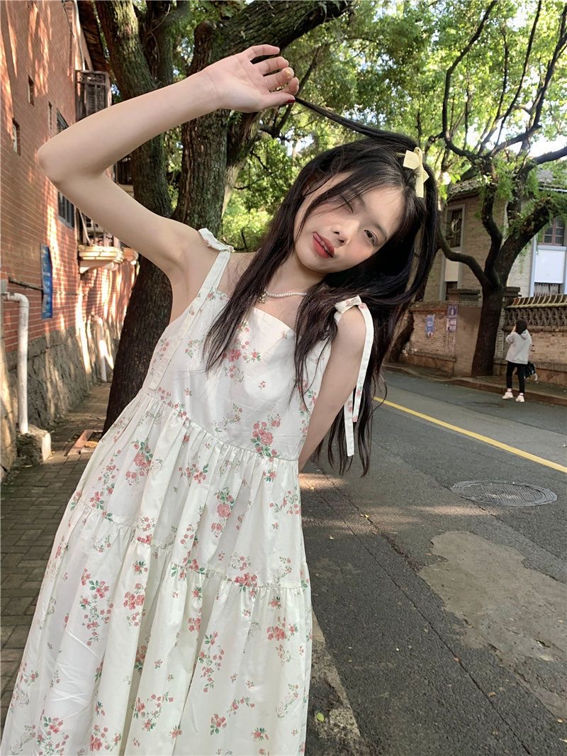 Sweet and age-reducing cute floral skirt women's waist slimming French suspender skirt summer design sense over-the-knee dress