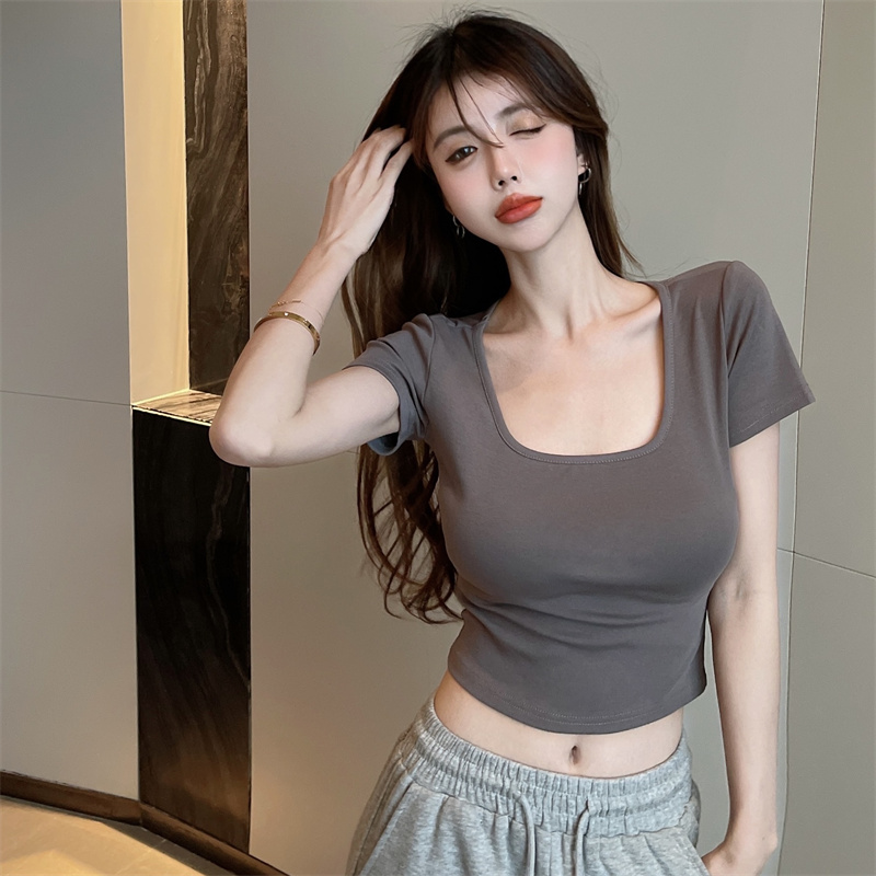 Actual shot of simple and versatile slim fit U-neck short-sleeved T-shirt at real price