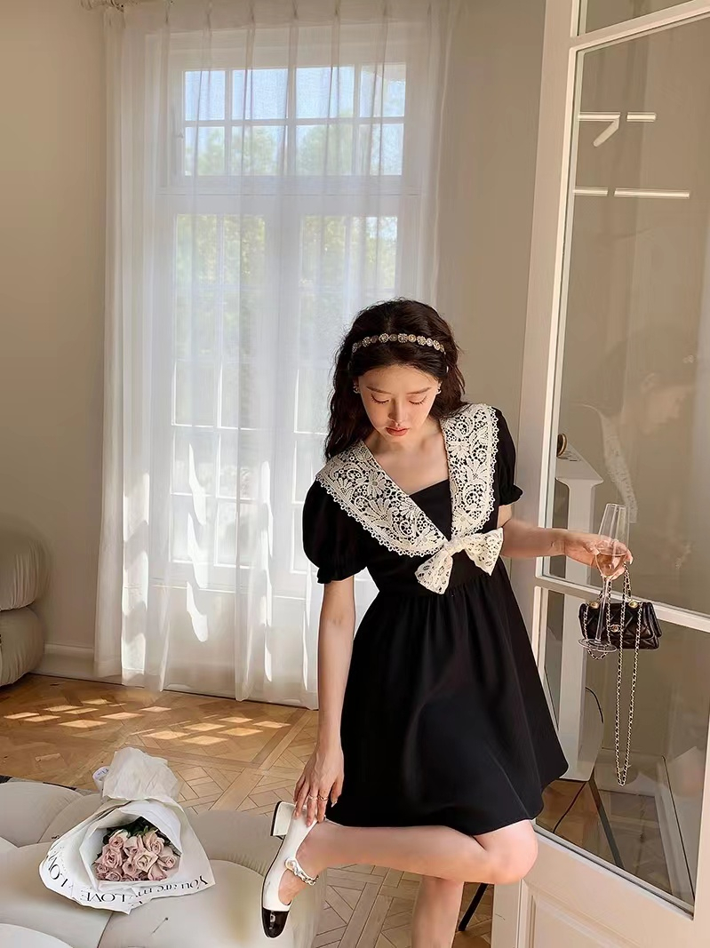 French retro lace stitching doll collar dress female 2023 summer age reduction slim Hepburn style little black dress