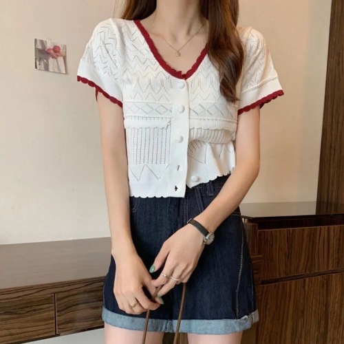 Short-sleeved new French chic t-shirt design sense niche V-neck thin section hollow knitted short top women's summer