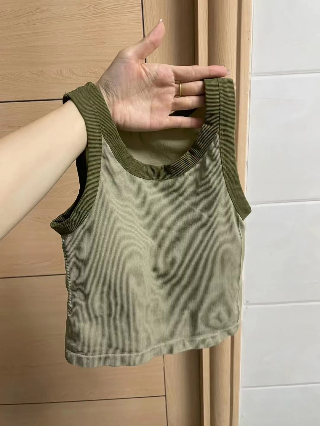 Korean version of the color contrast vest women's summer bottoming shirt with chest pad top 2023 new