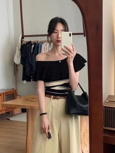 French one-shoulder striped knitted top women's design sense new wood ear side short-sleeved clavicle exposed