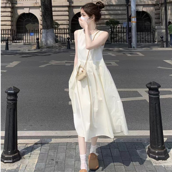 Sleeveless vest dress women's summer 2023 new French apricot waist slimming mid-length fluffy swing skirt